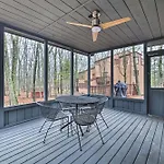 Poconos Retreat With Hot Tub, Game Room And Fire Pit!