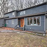 Poconos Retreat With Hot Tub, Game Room And Fire Pit!
