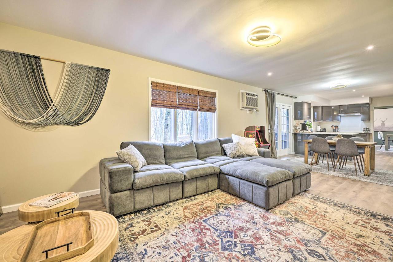 Poconos Retreat With Hot Tub, Game And Fire Pit! East Stroudsburg