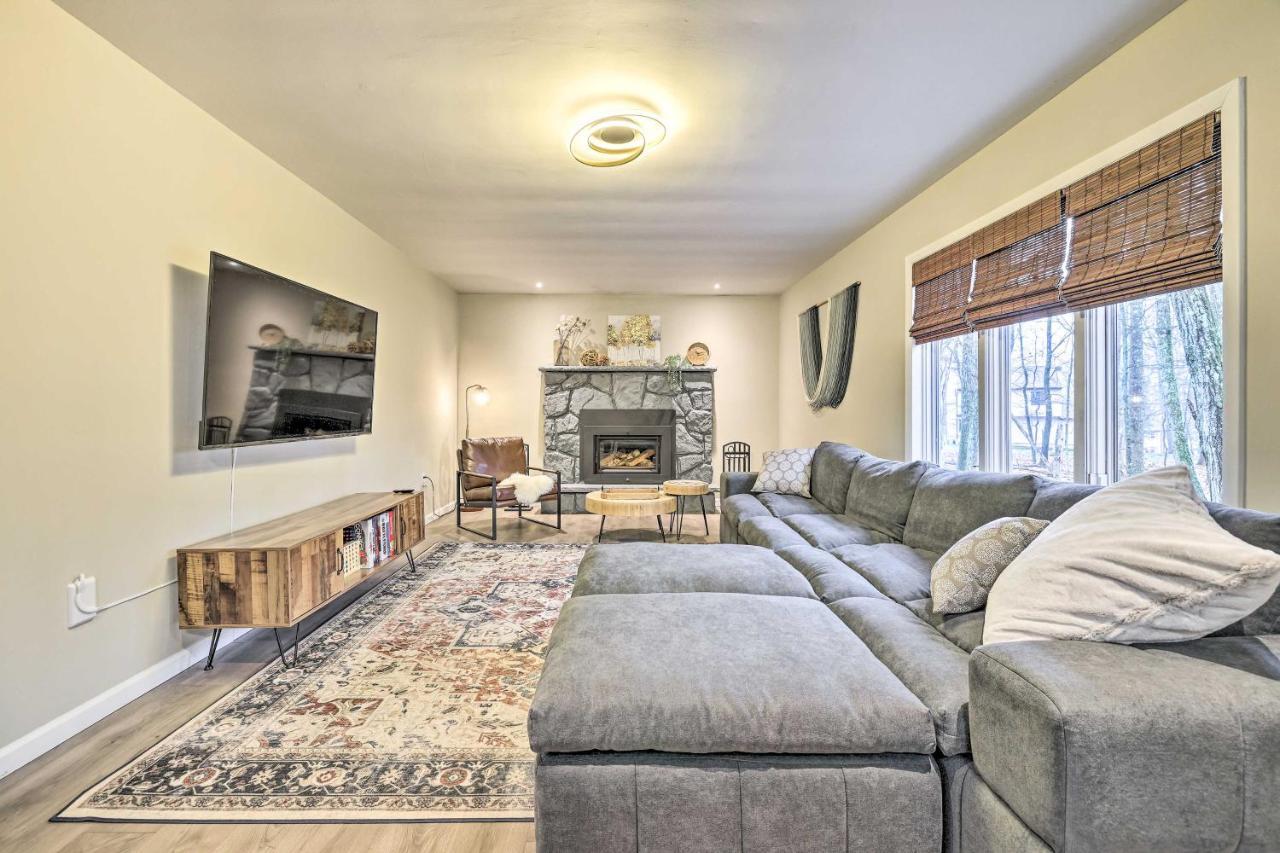 Casa de férias Poconos Retreat With Hot Tub, Game And Fire Pit! *