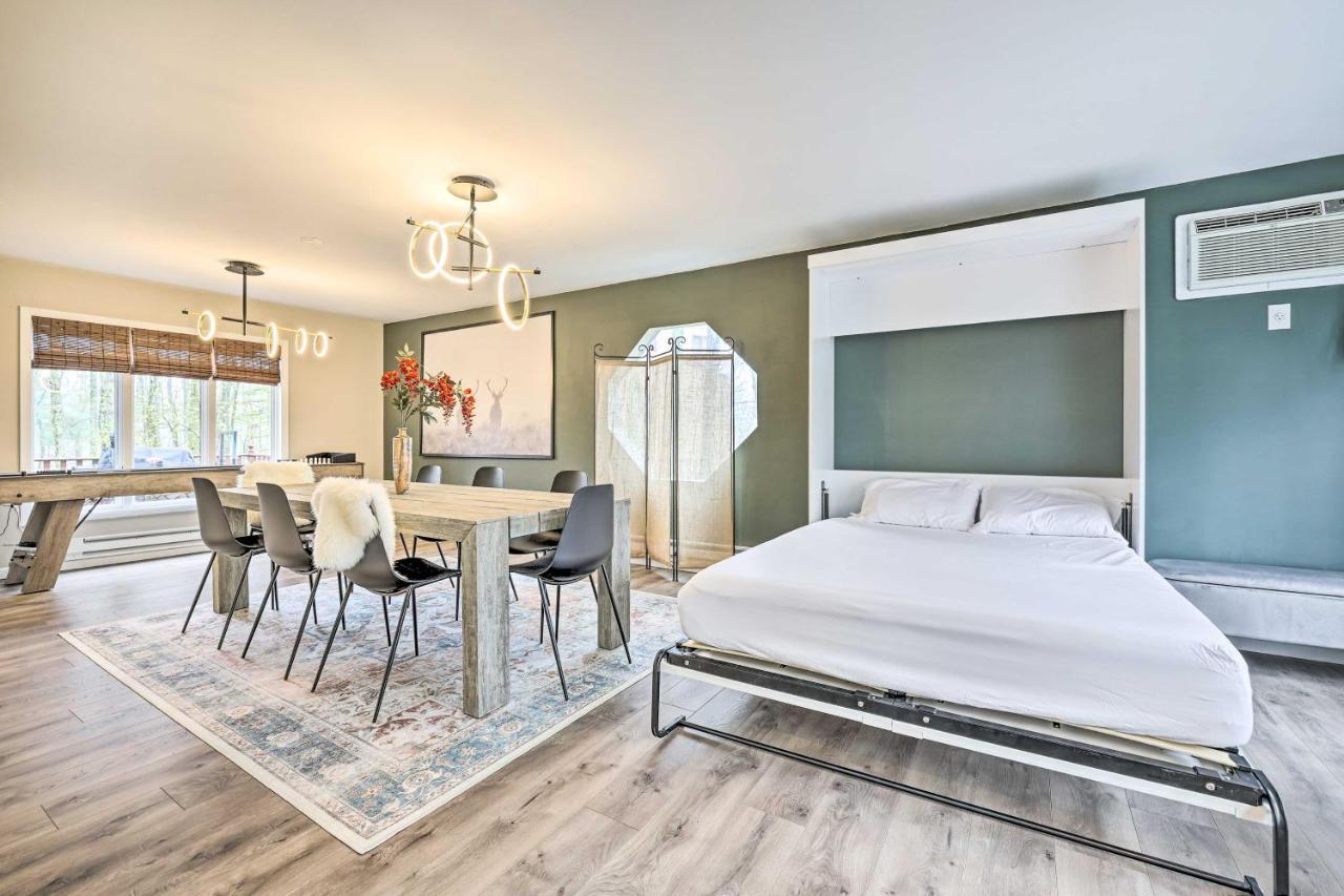 Casa de férias Poconos Retreat With Hot Tub, Game And Fire Pit!