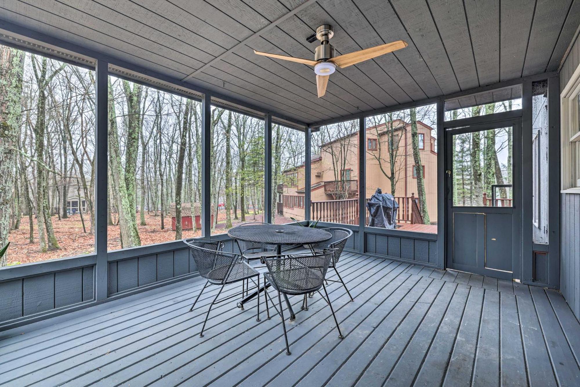 Casa de férias Poconos Retreat With Hot Tub, Game And Fire Pit!
