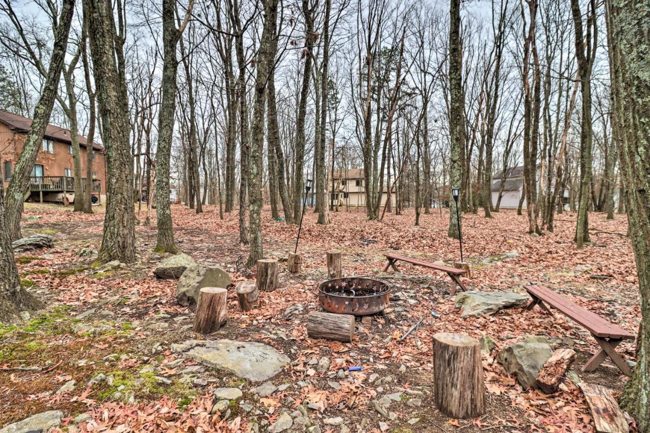 Poconos Retreat With Hot Tub, Game And Fire Pit!